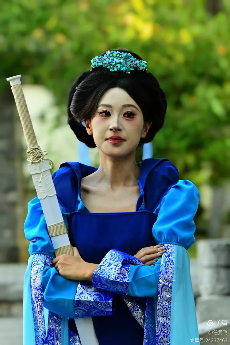 蓝白汉服映碧波,束腰设计显婀娜.盘发金饰映日辉,英气逼人显豪情